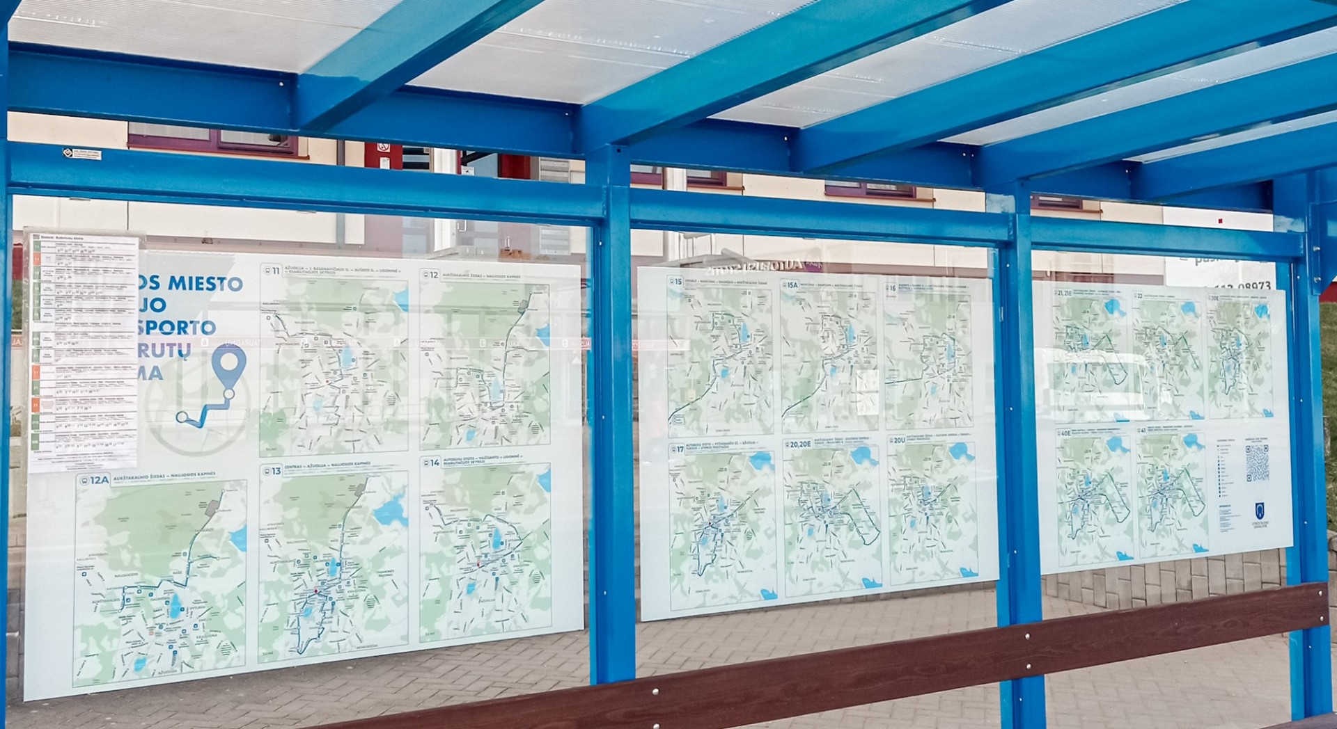 Autobusų stotelių paviljonuose patalpintos atnaujintos Utenos miesto viešojo transporto maršrutų schemos