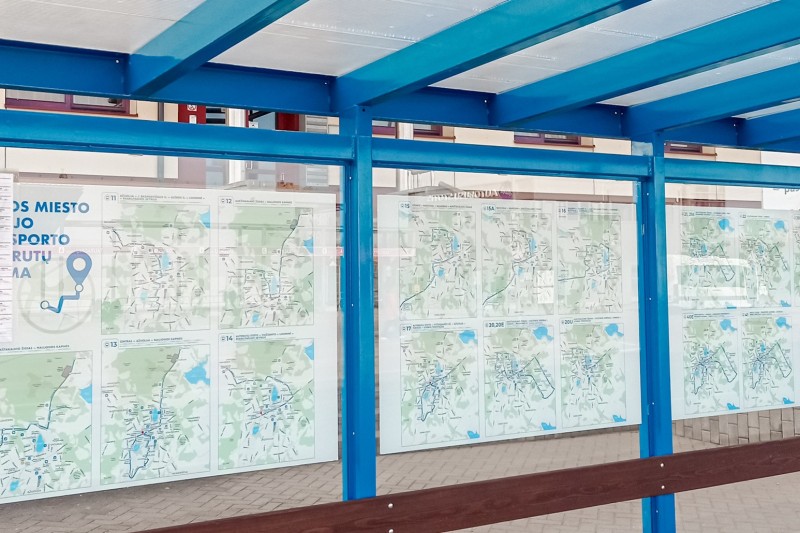 Autobusų stotelių paviljonuose patalpintos atnaujintos Utenos miesto viešojo transporto maršrutų schemos